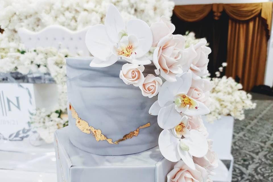 Four-tier marble cake with flower