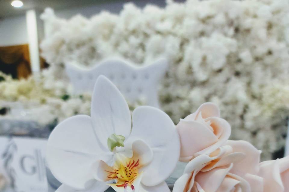 Four-tier marble cake with flower