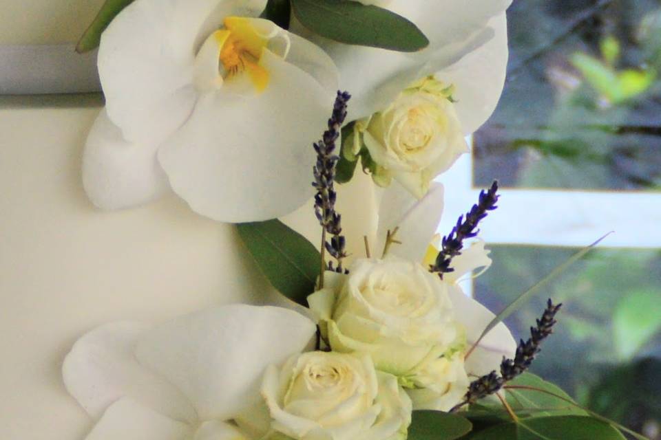 Fresh flowers on wedding cake