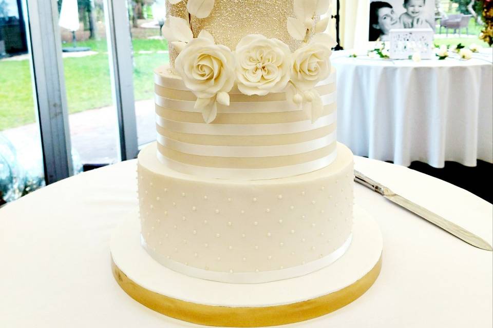 Floral hoop wedding cake