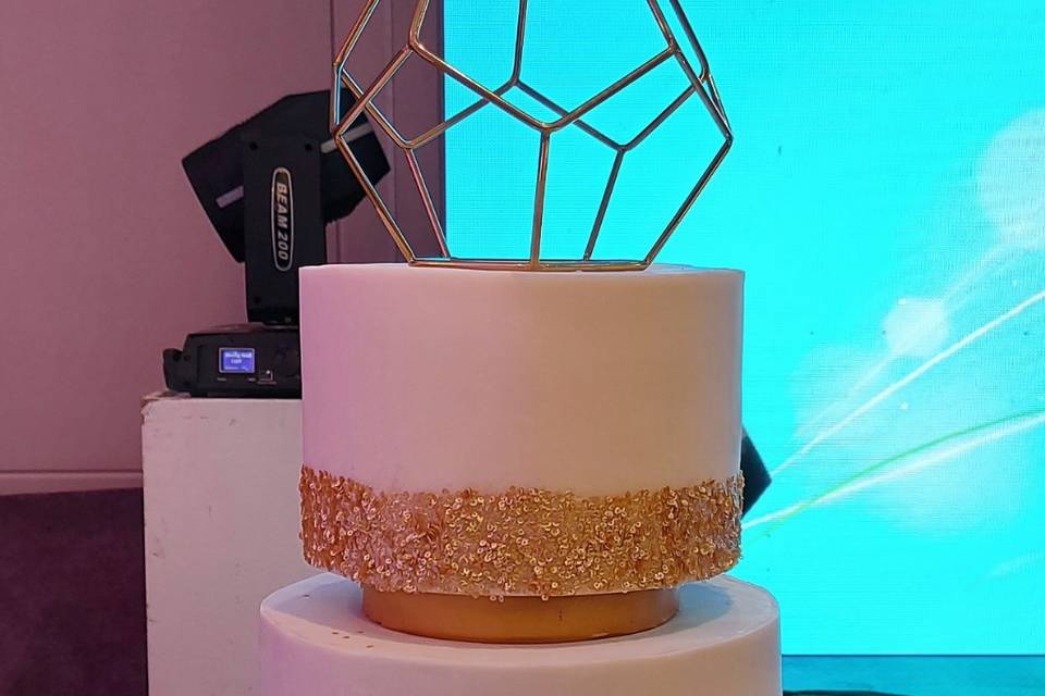 White and gold 4 tier cake