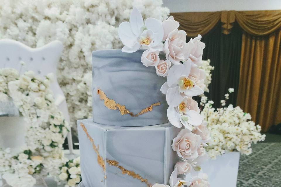 Four-tier marble cake with flower