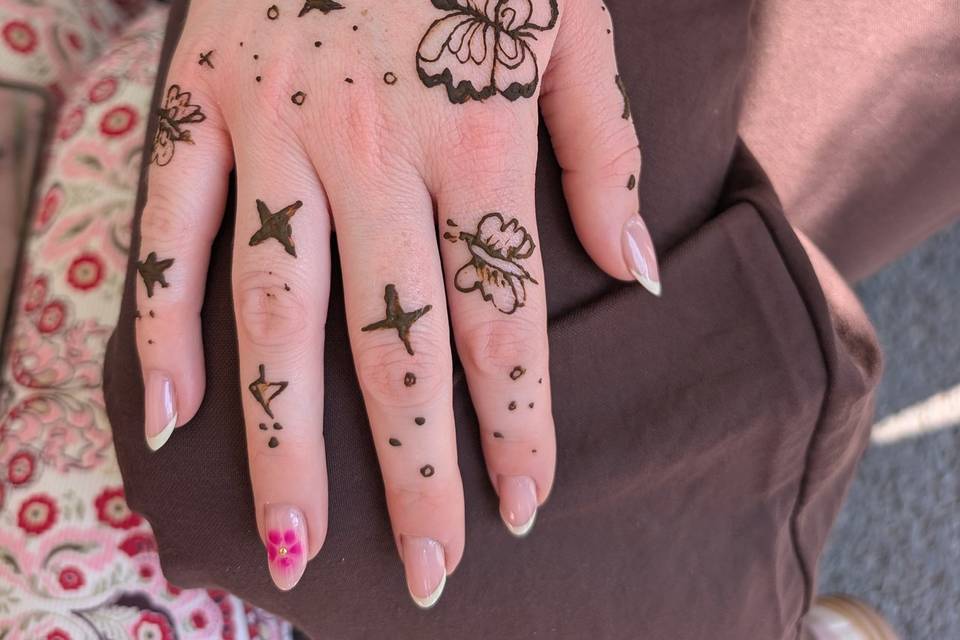Simple Back hand henna