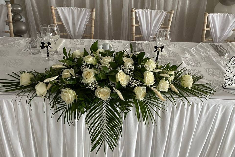 White and green head table