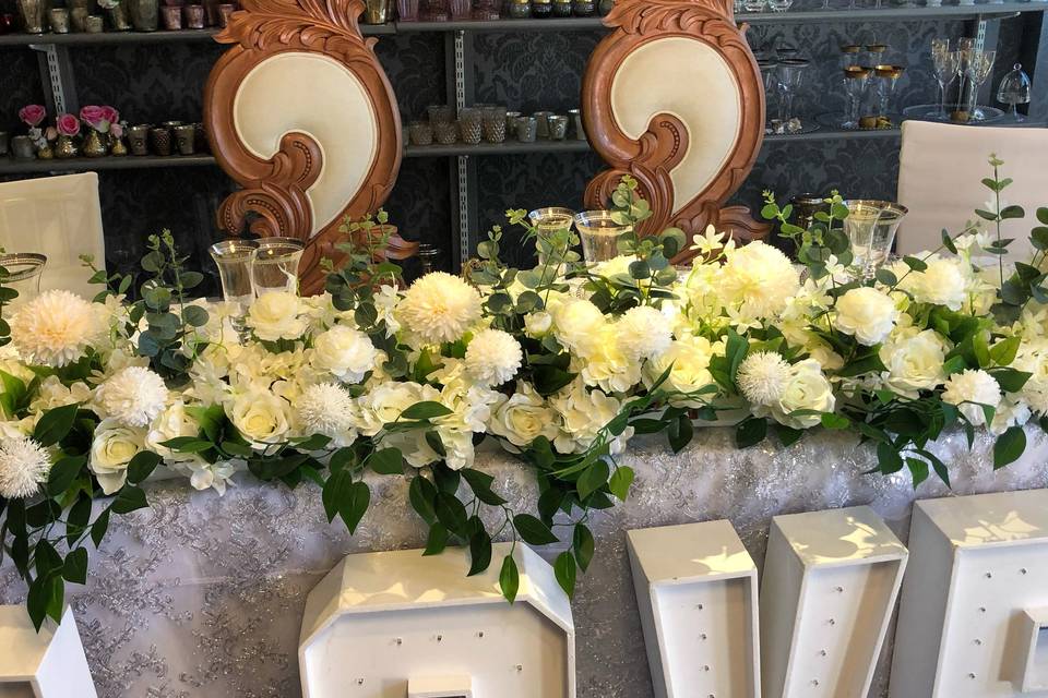 Top table flowers & throne cha