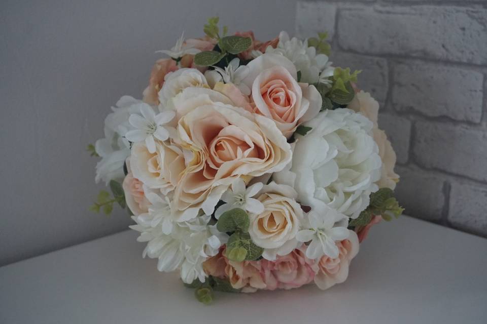Peach and ivory bridal bouquet