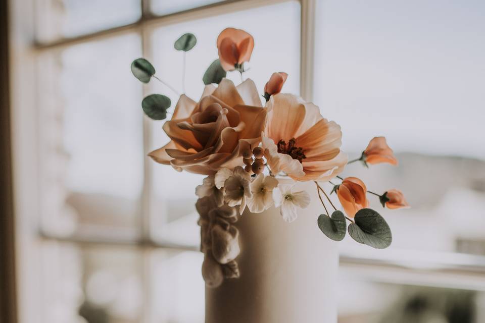 Bas-relief and sugar flowers