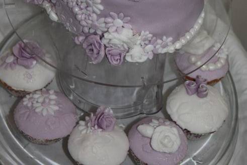 Purple pearl cake and cupcakes