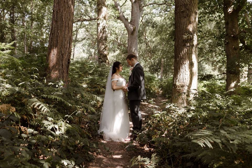 Wedding couple in Woodland