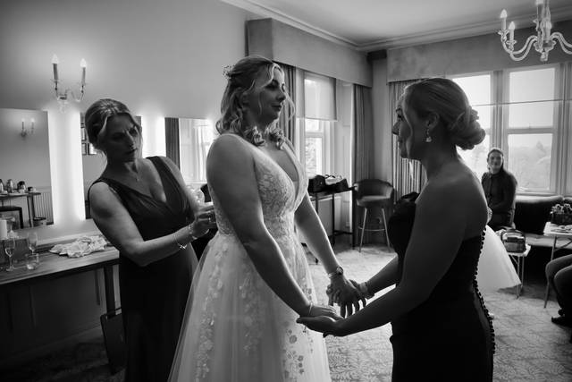 Dawnhttps://cdn0.hitched.co.uk