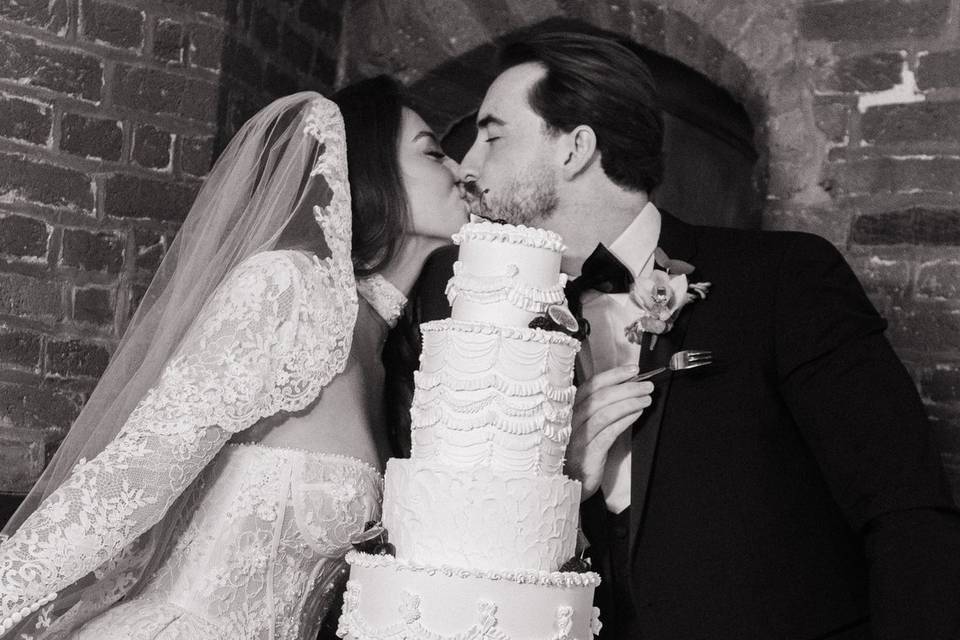 Bride and groom cake cut