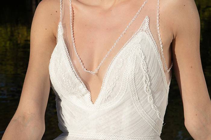 Deep V-neck wedding dress