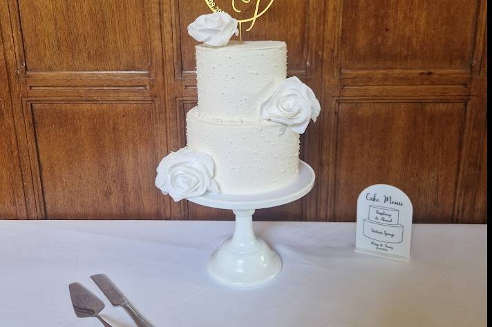Buttercream cake with pearls