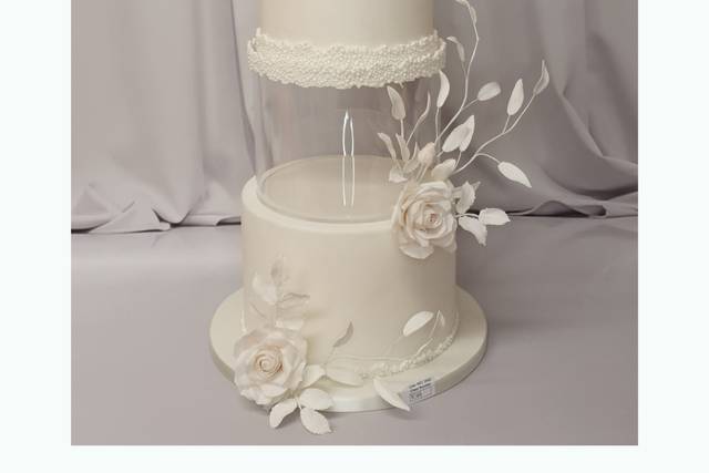 A beautiful diamond anniversary cake thi