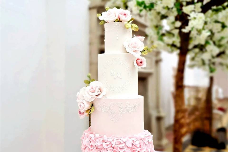 The Prettiest & Unique Wedding Cakes We've Ever Seen | Unique wedding cakes,  Wedding cake centerpieces, Cool wedding cakes