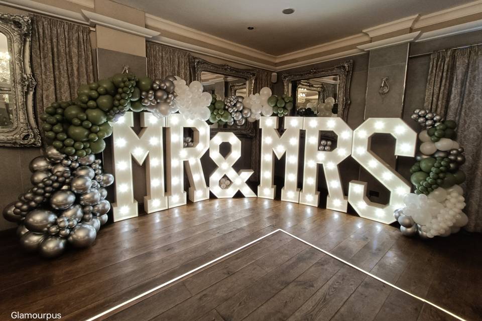 5ft Mr & Mrs & Balloons