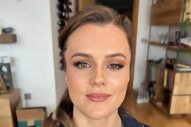 Glowy bridesmaid makeup