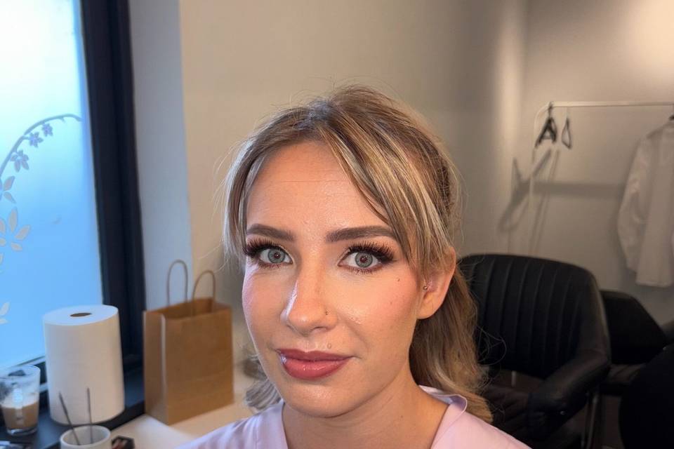 Soft bridesmaid makeup