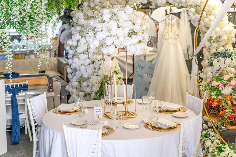 Circular banquet table with tall gold centerpiece