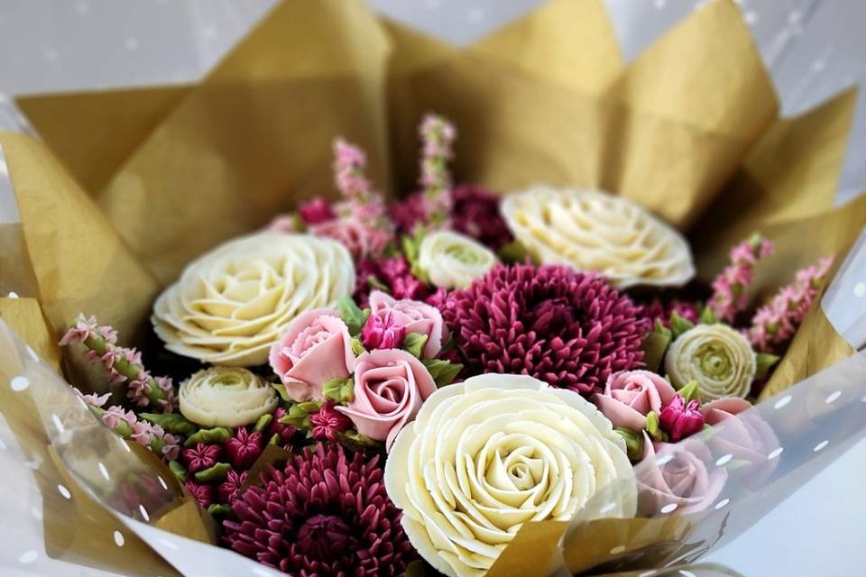 A bouquet of roses and chrysan