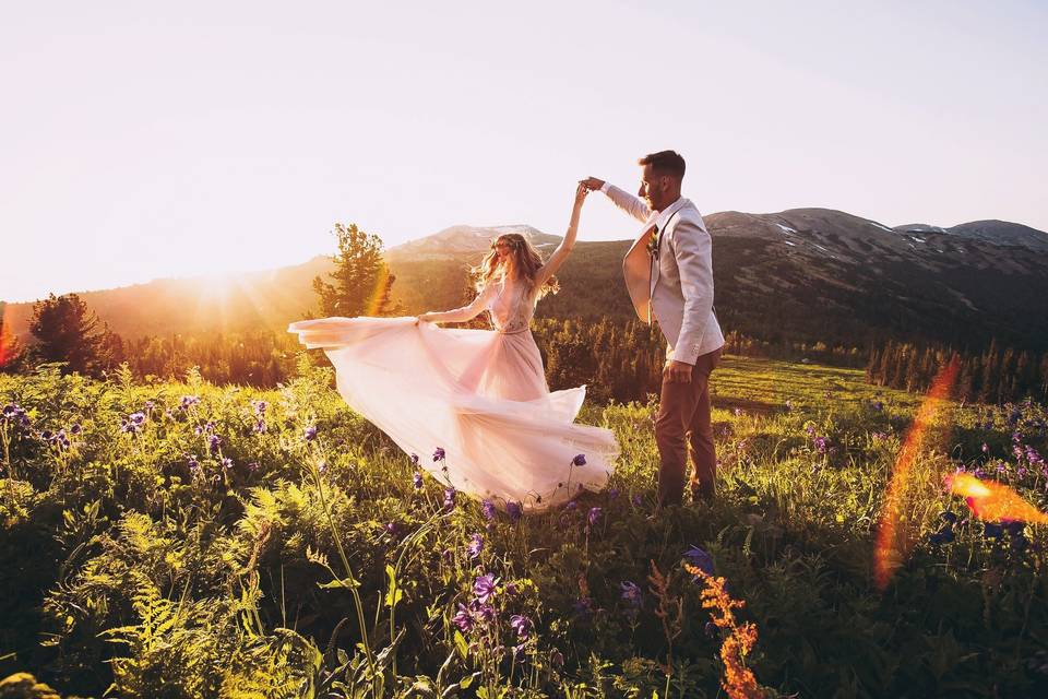 Dancing in a field - YTZ PHOTO