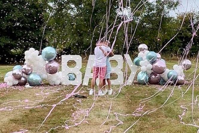 Baby shower letters & confetti