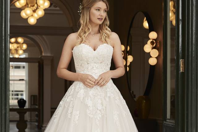 Adorable short wedding dresses- perfect for your wedding reception, so you  can dance the night away!