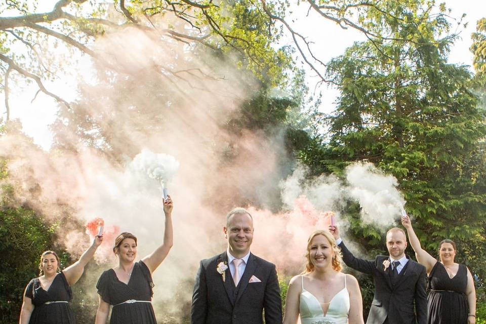 Colour smoke bombs