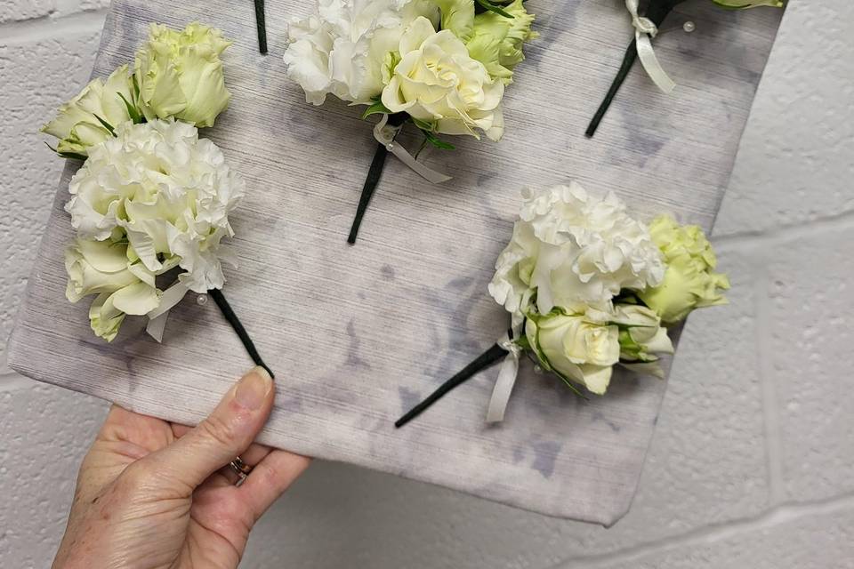 Corsages in white and green