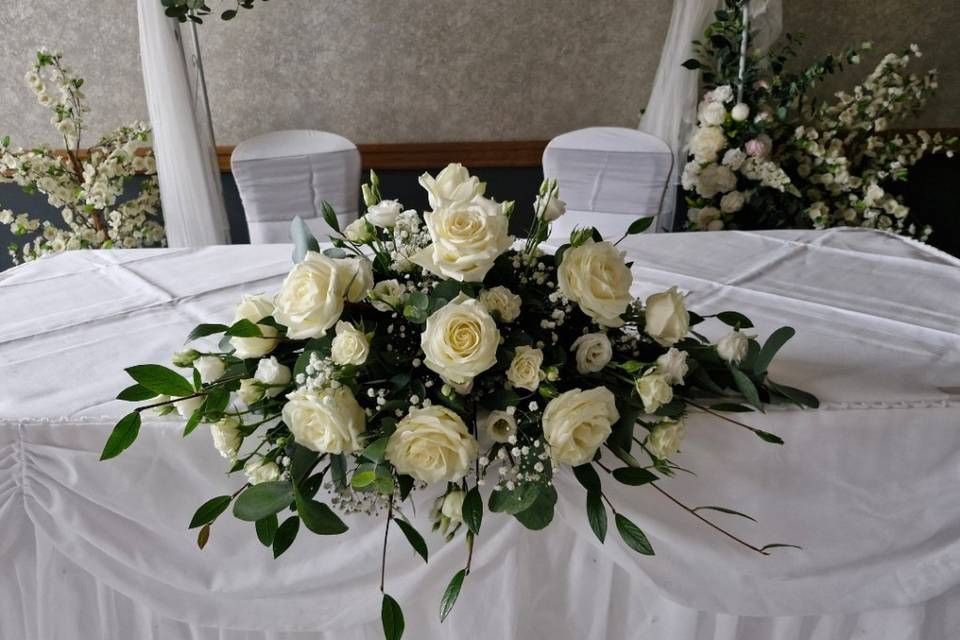 Ceremony table arrangement