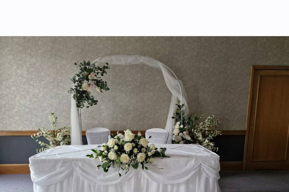 Ceremony table arrangement
