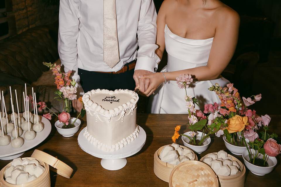 Cake cutting modern flowers