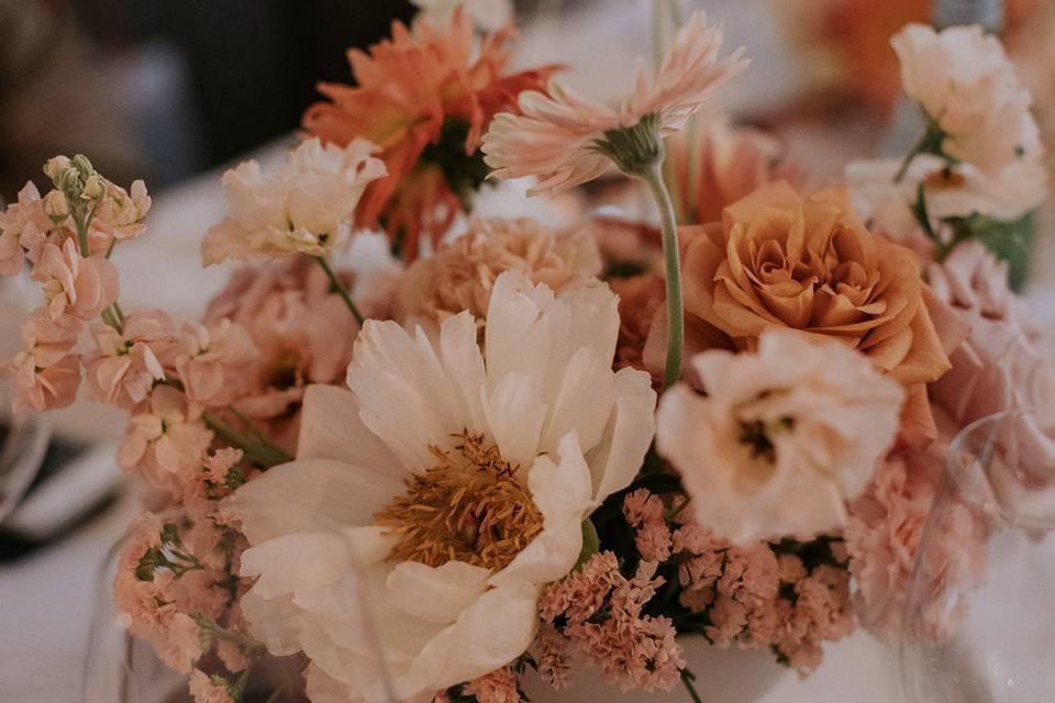 Neutral Toned Table Flowers