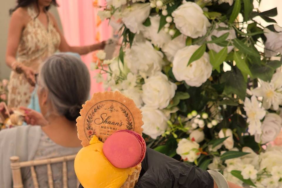 Mango macaron