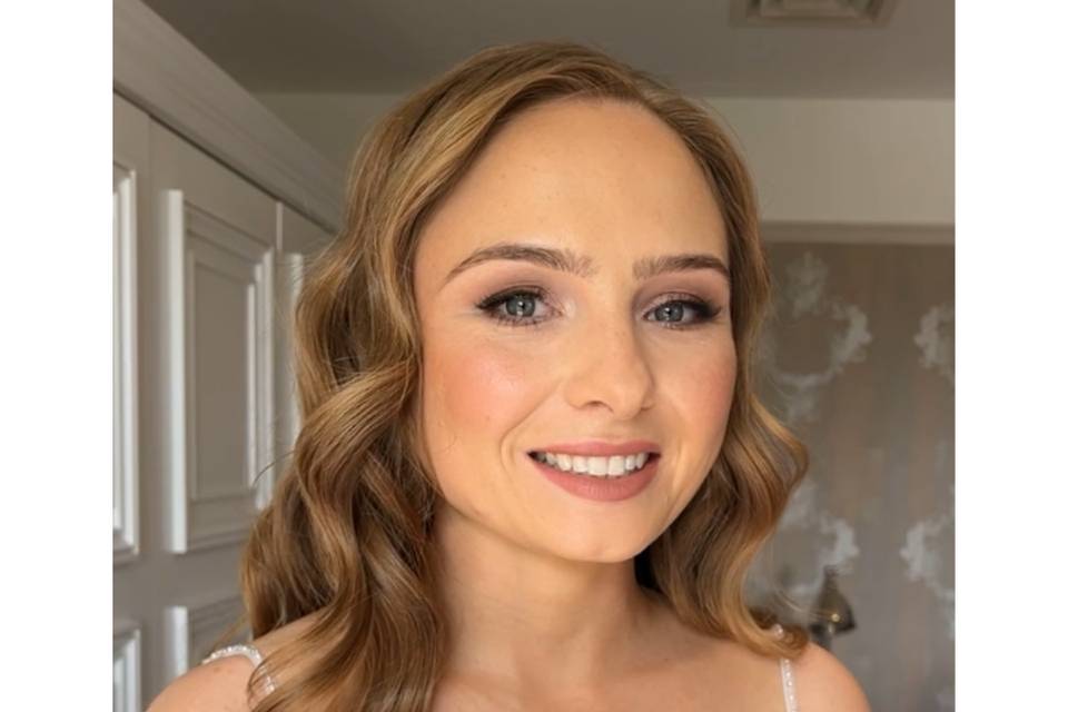 Soft glam makeup with waves.