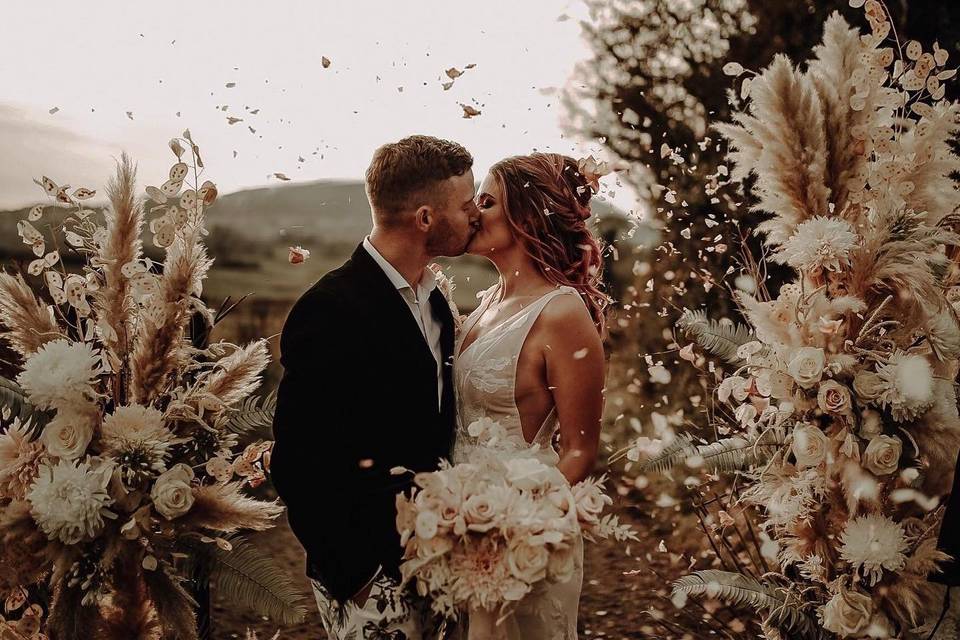 Sprinkling confetti - Esme Whiteside Photography