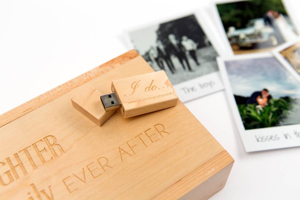 USB package with polaroids