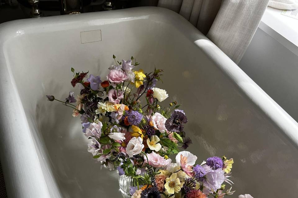 Bridal flowers in the bath