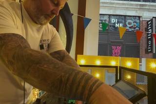 Ellesse 25 - Professional Wedding DJ