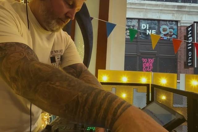 Ellesse 25 - Professional Wedding DJ