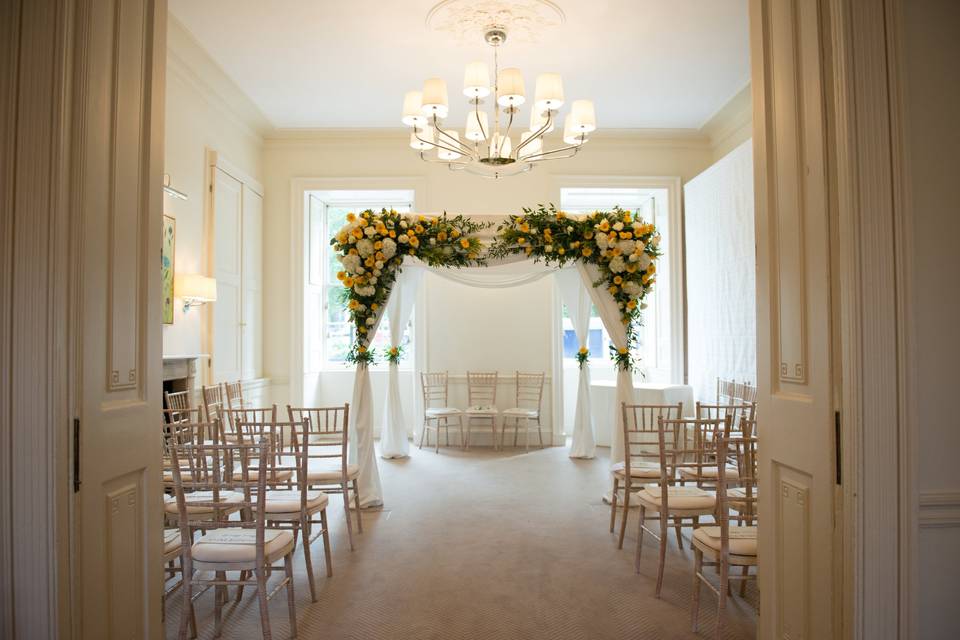Airy, elegant ceremony room