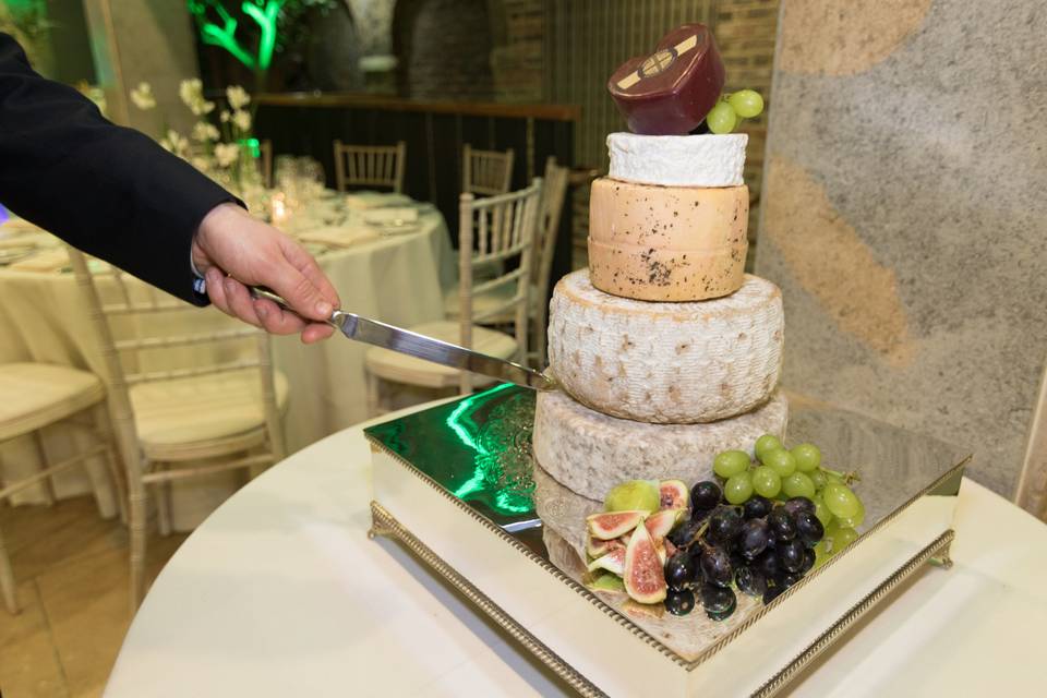 Wedding cake, stand and knife