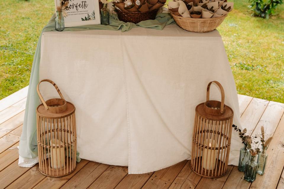 Confetti Station with leaves