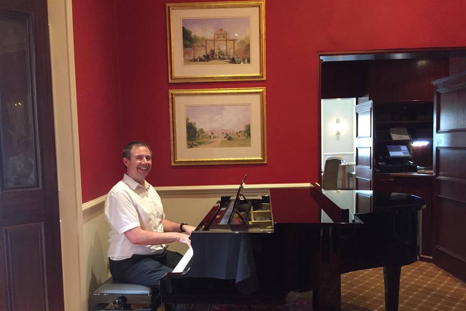 Simon Jordan violinist / pianist