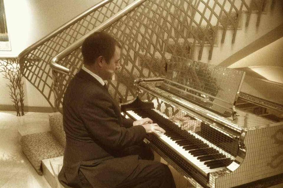 Pianist at Dorchester Hotel