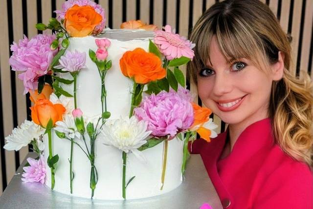 Fresh flowers wedding cake