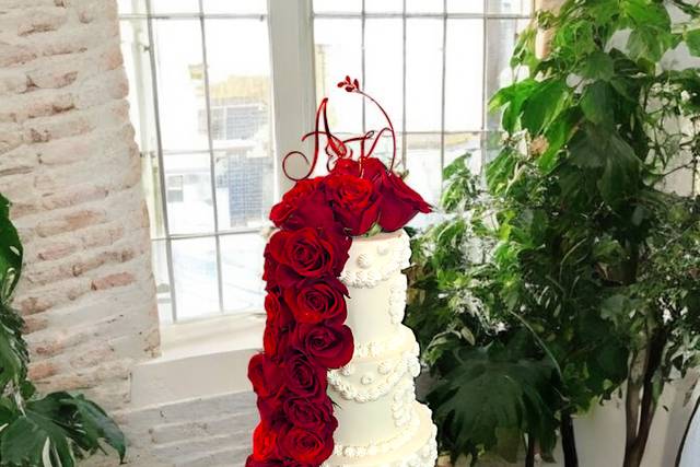 Red roses wedding cake