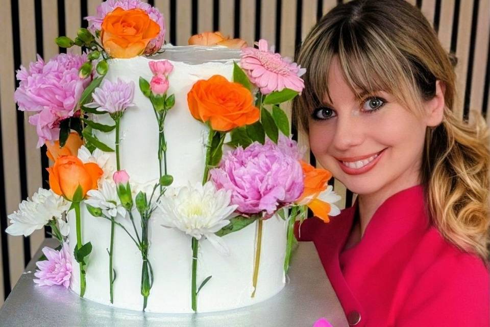 Fresh flowers wedding cake