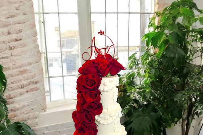 Red roses wedding cake