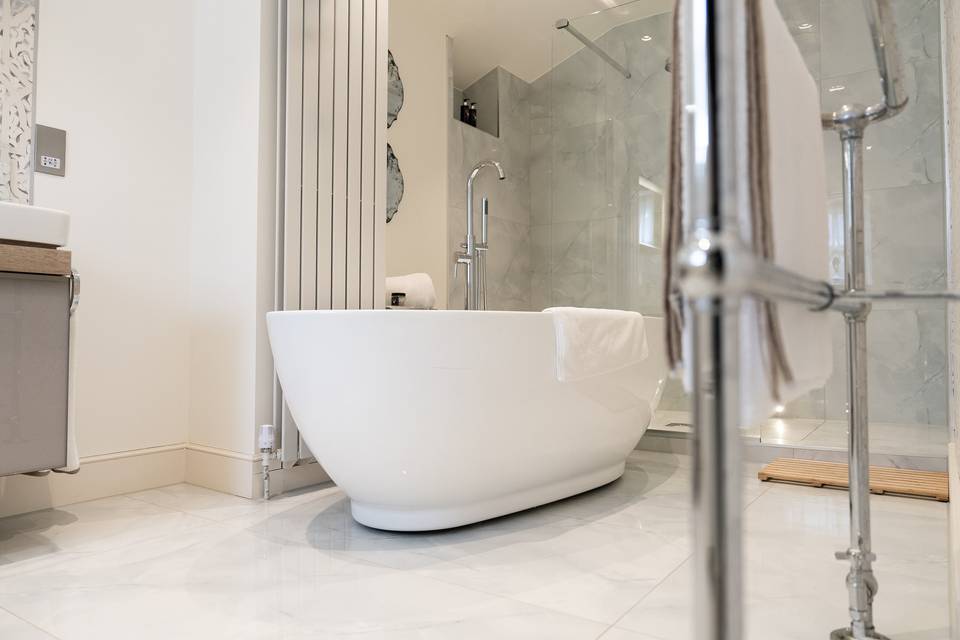 David Emanuel room bath